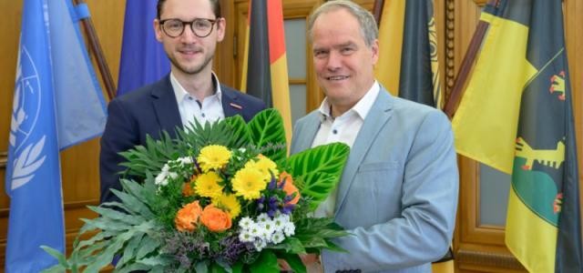 Oberbürgermeister Eckart Würzner begrüßt den neuen Leiter des Personal- und Organisationsamtes Gregor Hartsuiker mit Blumen
