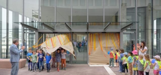 Kindergartenkinder aus Bergheim und der Bahnstadt sorgen für den Durchbruch auf der neuen Fußgängerbrücke zwischen dem Querbahnsteig des Hauptbahnhofes und dem Europaplatz.