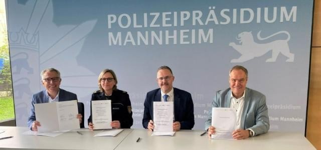 Stefan Dallinger, Landrat des Rhein-Neckar-Kreises, Polizeivizepräsidentin Ulrike Schäfer, Leitender Oberstaatsanwalt Andreas Herrgen und Heidelbergs Oberbürgermeister Eckart Würzner, die die unterzeichnete Kooperationsvereinbarung für das Haus des Jugendrechts Heidelberg und Rhein-Neckar-Kreis in Heidelberg präsentieren