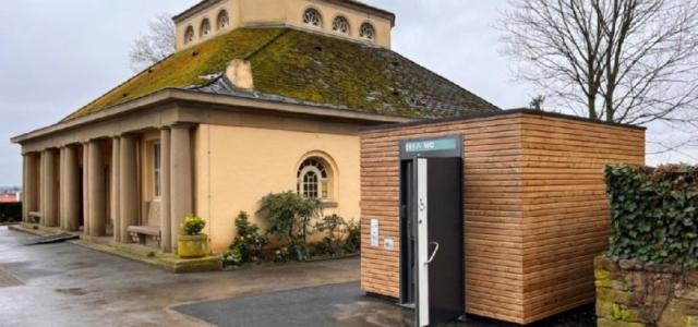 Die neue öffentliche Toilette neben der Rohrbacher Friedhofskapelle