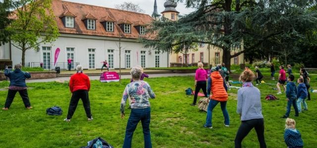 Menschen während eines „Sport-im-Park“-Kurses in Handschuhsheim im Grahampark.