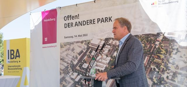 Foto von Oberbürgermeister Prof. Dr. Würzner bei einer Eröffnung