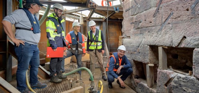 Baustelle an einem Pfeiler der Alten Brücke