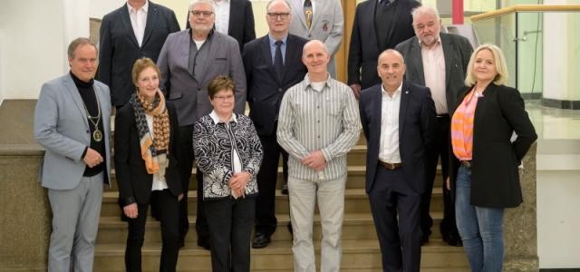 Foto von Heidelberger Oberbürgermeister mit Preisträgerinnen und -träger der Ehrenamtsmedaille 2021 (Gruppe 1)