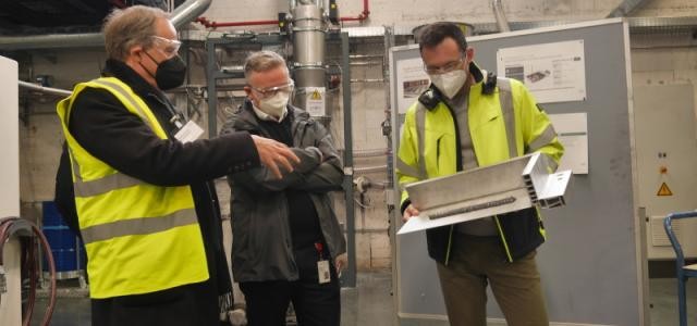 Foto von Heidelbergers Oberbürgermeister mit Standort und Produktionsleiter von Henkel 