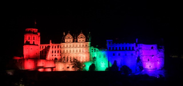 Heidelberger Schloss erleuchtet in Regenbogenfarben