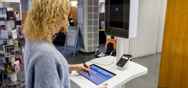 Foto wie eine Frau die Terminals verwendet