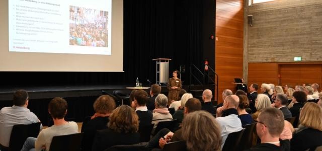 Blick auf eine Präsentation im Bildungsbeirat.