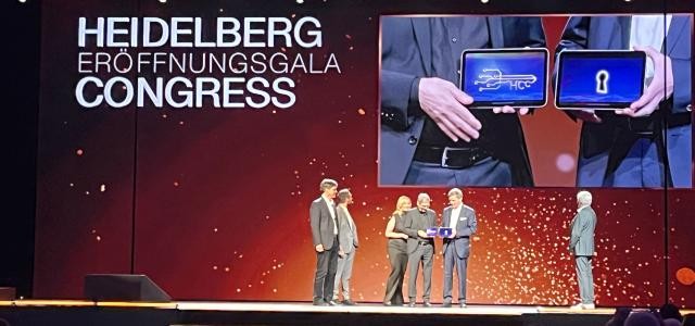 Schlüsselübergabe auf der Bühne bei der Opening-Gala des HCC.