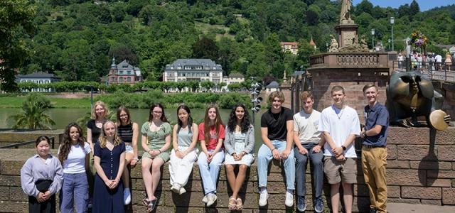 SchülerInnen an der alten Brücke