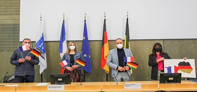 Schulleiter Thilo Engelhardt (von links), Lehrerin Karen Rechtenwald, Oberbürgermeister Prof. Dr. Eckart Würzner und Schulleiterin Anja Schmidt stellten die Grundschulpartnerschaft mit Montpellier im Rathaus vor.