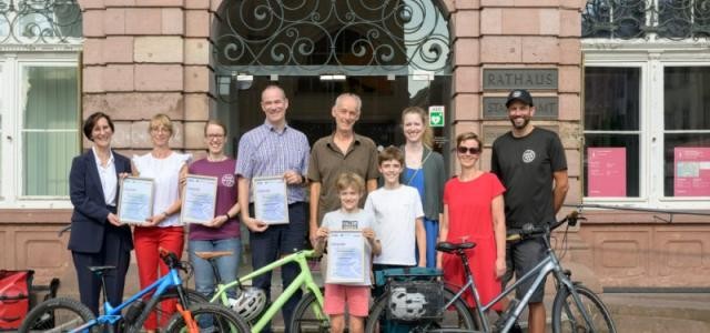 Fahrradfahrer vor dem Rathaus
