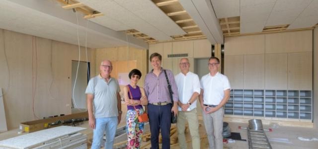 erster Bürgermeister auf der Baustelle der Schule