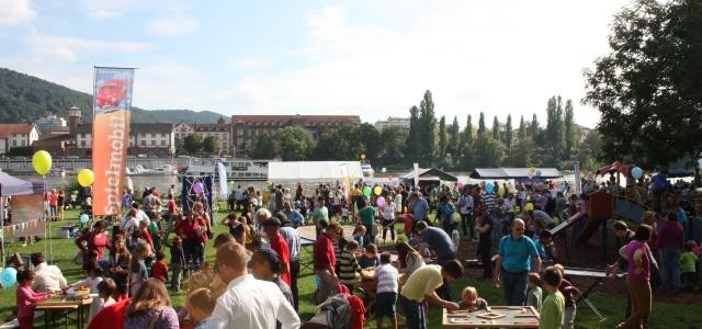 Viele Kinder und Erwachsene auf einer Wiese