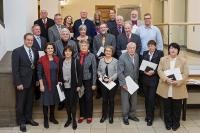 Oberbürgermeister Dr. Eckart Würzner (links) verleiht im Rathaus die Bürgerplaketten an verdiente Heidelbergerinnen und Heidelberger. Oberbürgermeister Dr. Eckart Würzner (links) verleiht im Rathaus die Bürgerplaketten an verdiente Heidelbergerinnen und Heidelberger.