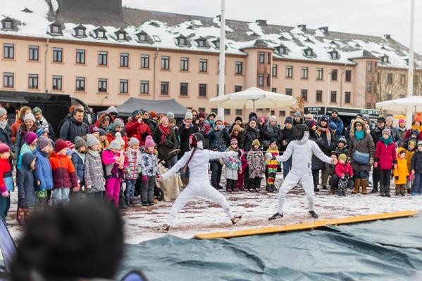 Zwei junge Fechtsportlerinnen bei einer Aufführung auf dem Paradeplatz.