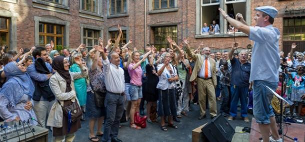 Menschen jubeln bei einem Konzert. 