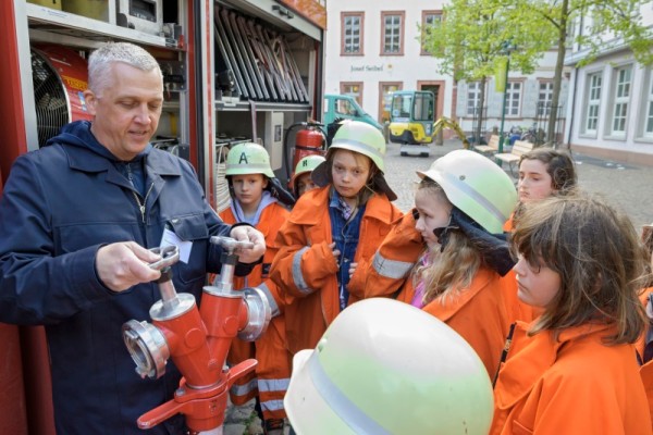 Bei der Feuerwehr erfahren die Kinder, wie ein Einsatz geplant wird und auch, wie man einen Feuerwehrschlauch anschließt. (Foto: Rothe)