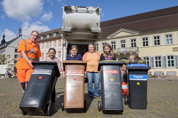 Mülltonnen selbst leeren – das macht Spaß, ist aber ganz schön anstrengend. (Foto: Rothe)