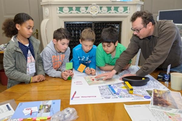 Beim Amt für Stadtentwicklung und Statistik durften die Schüler die Konversionsflächen umgestalten. (Foto: Rothe)