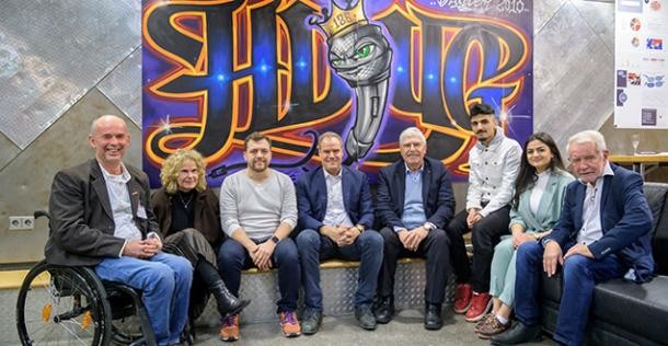 Lernpaten und Projektunterstützer feiern das 15. Jubiläum des Projekts „Lernpatenschaften“ des städtischen Kinder- und Jugendzentrums Emmertsgrund. (Foto: Rothe) Lernpaten und Projektunterstützer feiern das 15. Jubiläum des Projekts „Lernpatenschaften“ des städtischen Kinder- und Jugendzentrums Emmertsgrund. (Foto: Rothe)