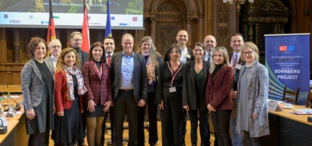 Gruppenfoto im Rathaussaal