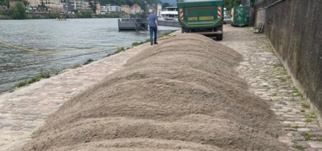 LKW der Sand ausschüttet