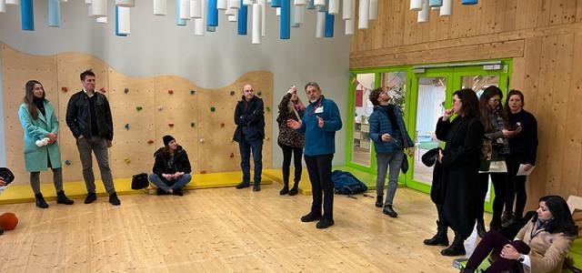 Menschen in einer Halle