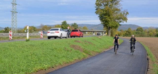 Zwei Personen auf dem Fahrrad fahren dem neuen Fahrradweg.
