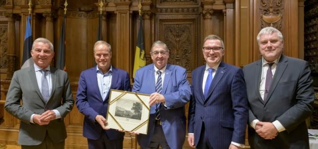 Gruppenbild mit dem Oberbürgermeister im Rathaussaal