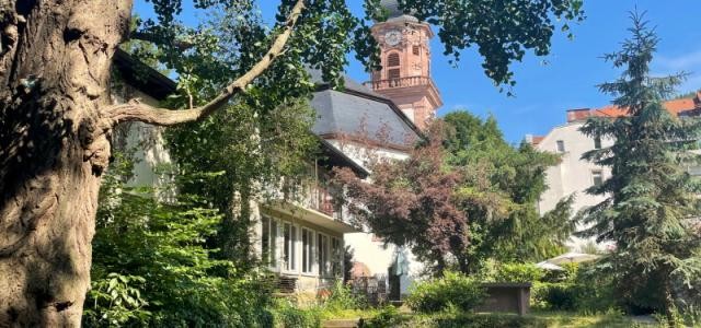 Providenzgarten mit der Providenzkirche im Hintergrund