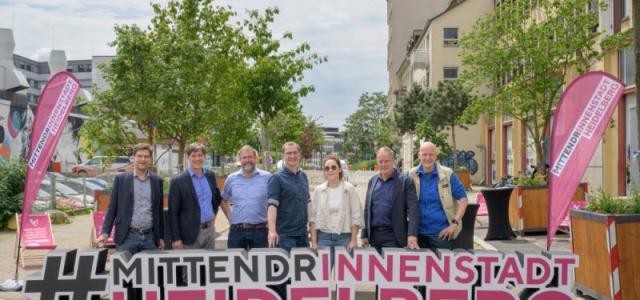 Bürgermeister mit den Vertreter und Vertreterinnen vor dem Hashtag Mittendrinnenstadt Heidelberg