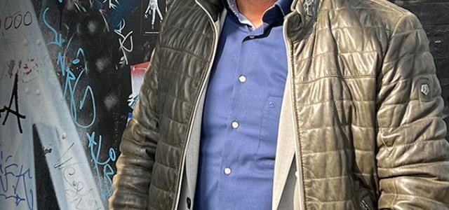 Oberbürgermeister Würzner vor Graffiti-Wand