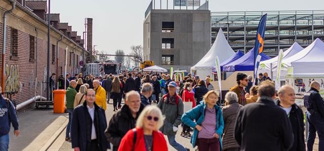 Eine große Gruppe Menschen auf dem Außengelände des snp dome beim Bürgerfest