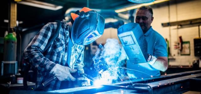 Foto von einem auszubildenden Metallbauer bei der Arbeit