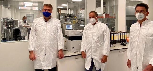 Von links nach rechts: Dieter Kramer, Standortleiter bei AGC Biologics GmbH Heidelberg, Oberbürgermeister Prof. Dr. Eckart Würzner und Marc Massoth, Amtsleitung Amt für Wirtschaftsförderung und Wissenschaft (Bild: Stadt Heidelberg)