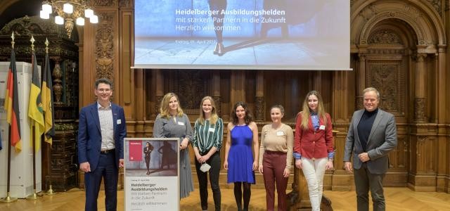 Gruppenfoto von den Gewinnerinnen des Ausbildungspreises 2022