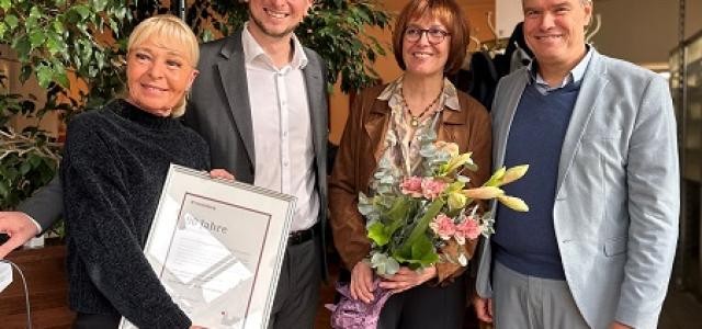 Gruppenbild von Iris Schiller aus dem Amt für Wirtschaftsförderung und Wissenschaft (v.l.), Julian Kübel, Martina Schafheutle-Kübel und Oberbürgermeister Eckart Würzner.