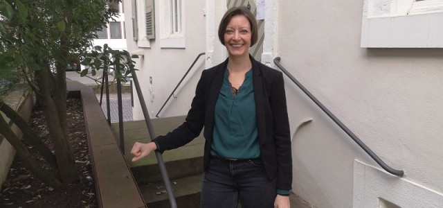 Anette Fink steht vor dem Haus der Wirtschaftsförderung.