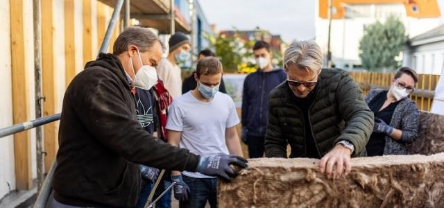 Gemeinschaftswerk: Oberbürgermeister Prof. Dr. Eckart Würzner schnitt das Dämmmaterial auf die richtige Größe zu, die Jugendlichen brachten es auf der Wand an.
