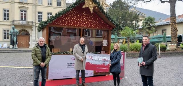 Mathias Schiemer, Oberbürgermeister Prof. Dr. Eckart Würzner, Susanne Schaffner und Marc Massoth vor einer Hütte, die den Dankeschein verkauft.