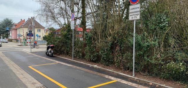 Ein Schild zeigt eine Ladezone an.