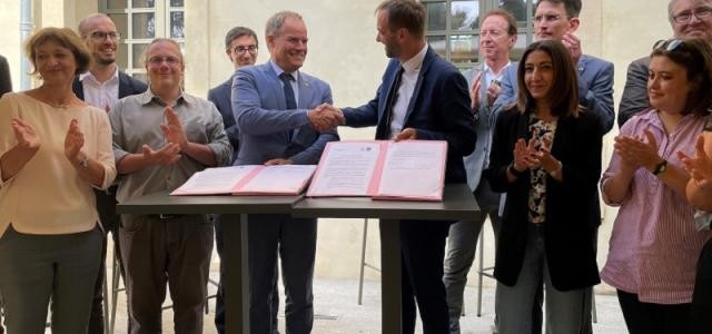 Heidelbergs Oberbürgermeister Prof. Dr. Eckart Würzner und sein Amtskollege aus Montpellier, Michael Delafosse, bei der Unterzeichnung der Vereinbarung.
