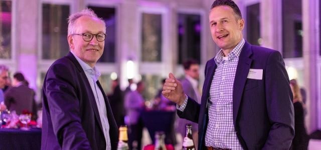 Alexander Langendörfer (l.) und Nils Reithmann unterhalten sich beim NetzWerk-Abend.