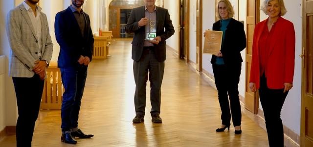 Steffen Klink (EUPD Research, v. l.), Gesundheitsmanagement-Koordinator Sebastian Stumpf, Rektor Professor Dr. Hans-Werner Huneke, Kanzlerin Stephanie Wiese-Heß sowie Petra Dann (Techniker Krankenkasse) bei der Übergabe der Urkunde.