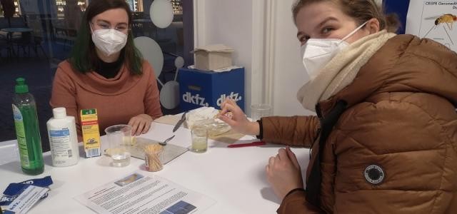 Eine Besucherin isoliert gemeinsam mit einer Forscherin die DNA von Banane.
