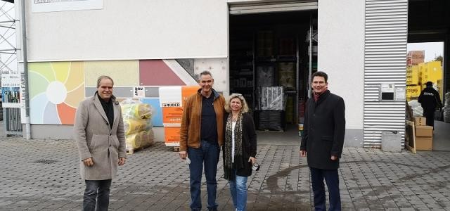 Oberbürgermeister Würzner, Knut Lunks, dessen Frau Sabrina und Marc Massoth vor einer Halle auf dem Firmengelände.