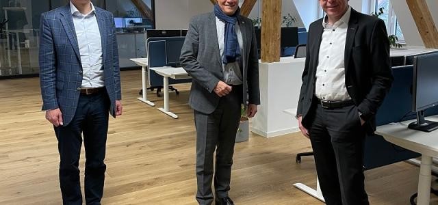 Oberbürgermeister Prof. Dr. Eckart Würzner (M.) besuchte mit Marc Massoth (l.), Leiter des Amtes für Wirtschaftsförderung und Wissenschaft, das Unternehmen x-tention.