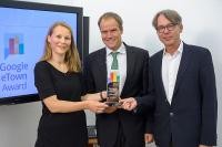 Henrike Lewerenz, Oberbürgermeister Dr. Eckart Würzner und Jürgen Fritz, Mitglied der Geschäftsführung von SAS Deutschland (v.l.n.r.) bei der Verleihung des eTown Awards 2014 (Foto: Rothe)