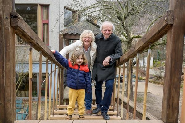 Ehrenamt mit Energie: Familienpaten Friederike Benjes und Michael Puschnigg mit ihrem „Patenkind“, dem fünfjährigen Leo. (Foto: Philipp Rothe) Ältere Menschen mit Kind auf Brücke